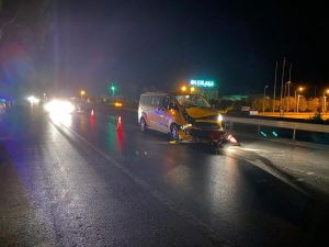 Manavgat’ta ticari taksiyle motosiklet çarpıştı: 2 yaralı