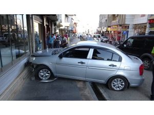 Sürücü Direksiyon Başında Kalk Krizi Geçirince Araç Pastane Duvarına Çarptı