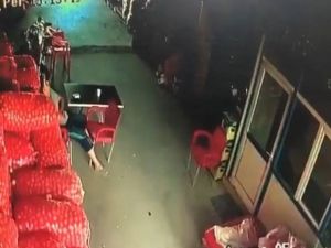 Gözlerine baka baka cep telefonlarını çaldı