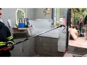Sandıklı’da Bir Evin Bodrum Katına Giren Yılanı İtfaiye Çıkardı
