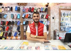 Çırağa Tezgah Kurup Sıfır Telefon Çaldı, Geriye Dönüp Dağıttığı Reyonu Topladı