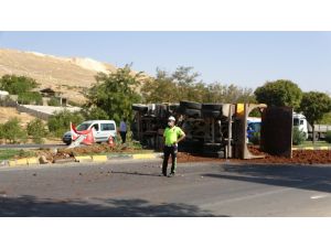 Park Halinde Olan Ve Freni Boşalan Kamyonet Kamyona Çarptı:1 Yaralı