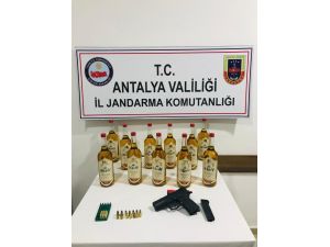 Antalya’da 11 şişe kaçak viski ele geçirildi