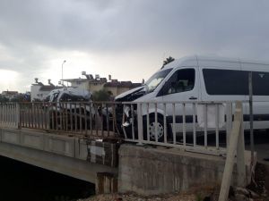 Antalya’da servis aracı ve otomobil çarpıştı: 1 yaralı