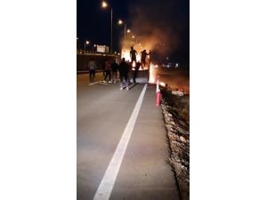 Kamyonet kasasındaki yangını söndürmek için seferber oldular