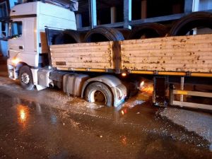 Dörtyol’da Demir Yüklü Tır Çöken Yola Saplandı