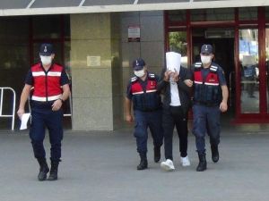 Jandarmanın yakaladığı uyuşturucu şüphelisi gazetecileri görünce yüzünü kapattı