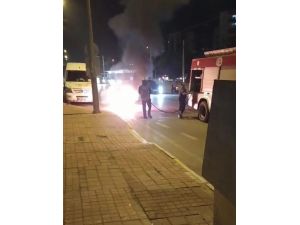 Motosiklet alev alev yandı, cep telefonuyla kayda giren vatandaş muhabirliğe soyundu