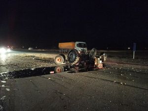 Kamyon Traktöre, Başka Kamyon Da Sürücüsüne Çarptı: 1 Ölü, 2 Yaralı