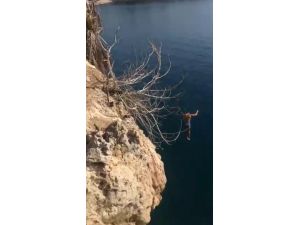 Antalya’da 20 metrelik falezlerden ‘kafayı yemişsiniz’ dedirten atlayış