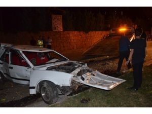 Otomobil Önce Ağaca Sonra Direğe Çarptı: 2 Yaralı