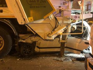 Ankara’da Otomobil Çöp Kamyonuna Çarptı: 1 Ölü