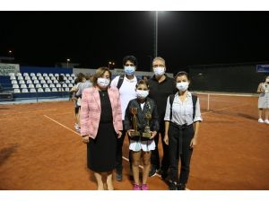 Gkv’li Ayda Akçayöz’den Teniste Çifte Şampiyonluk Kazandı