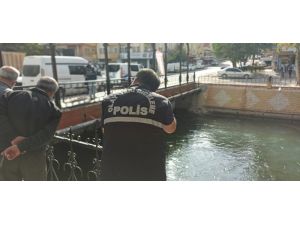 Sudaki "Geçersiz" Parayı Almak İsterken Canından Oluyordu