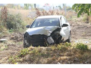 Otomobil Direğe Çarparak Tarlaya Düştü: 3 Yaralı