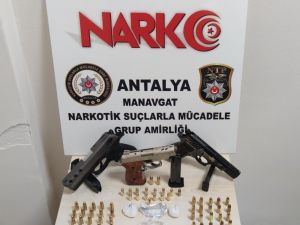 Şüpheli araçta silah ve uyuşturucu madde ele geçirildi