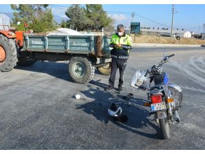 Motosiklet, akaryakıt istasyonundan ana yola çıkan traktöre çarptı:1 ölü