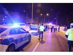 Kazayı Unutup Yolun Ortasında Tekme Tokat Kavga Ettiler