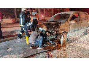 İçinde üç kişinin bulunduğu otomobil seyir halinde alev aldı