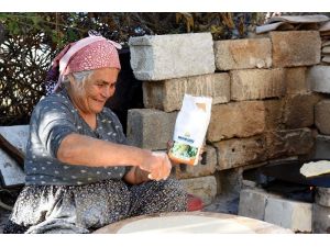 Belediyenin verdiği mısır unundan ekmek yapıp başkana gönderdi