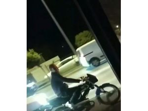 Motosiklet üzerinde önce elinde içki bardağı sonra bira kutusuyla yakalandı