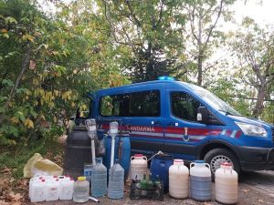 Bağ Evinde Kaçak Alkol Üreten Şahısların Jandarma Yakaladı