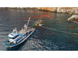 Alanya’da alabora olan teknenin enkazı temizlendi