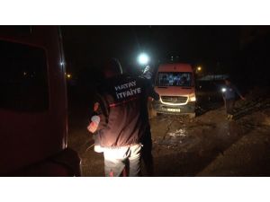 Çamura Saplanan Araçları İtfaiye Kurtardı