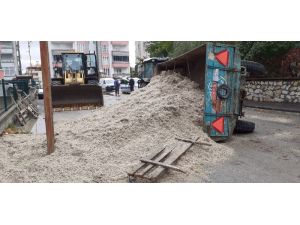 Küspe Yüklü Römork, Saplandığı Çukurdan Çıkarılırken Devrildi