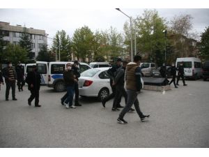 Korona Tedbirlerini Hiçe Sayıp Asker Eğlencesi Yapan Gençler Polise Saldırdı