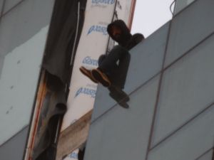Otel İnşaatına Çıkan Genç İki Saatlik Çabayla İkna Edildi