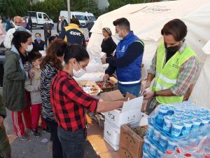 Antalya’nın Mobil Aşevi İzmir’de hizmete devam ediyor