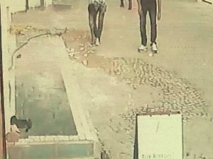 Rüzgarda uçuşan binlerce lirayı toplayıp sahibine teslim ettiler