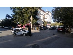 Hurdaya dönen araçtan burunları bile kanamadan kurtuldular