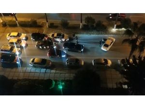 Mersin’de Pes Dedirten Görüntü... Trafiği Kesip, Halay Çektiler
