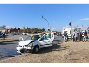 Manavgat ilçesinde ticari araç ile otomobil çarpıştı: 2 yaralı