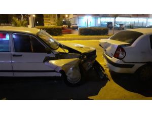 Kozan’da Otomobil Park Halindeki Araçlara Çarptı: 1 Yaralı