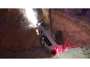 Çukura Düşen Otomobildeki 3 Kişi Yaralandı