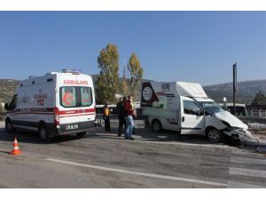 Isparta’da Mermer Yüklü Kamyon İle Ticari Araç Çarpıştı: 1 Yaralı