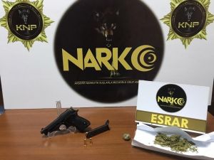 Şüpheli Araçta Uyuşturucu Ve Silah Ele Geçirildi