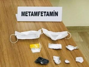 Kollarına Taktıkları Maskeden Uyuşturucu Çıktı