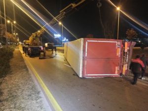 Başkent’te Bebek Bezi Yüklü Tır Devrildi: 2 Yaralı