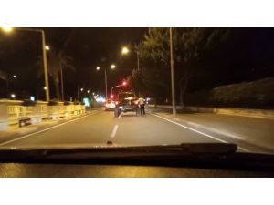 Antalya’da lüks cipe tutunan patenli gençlerin tehlikeli yolculuğu kamerada