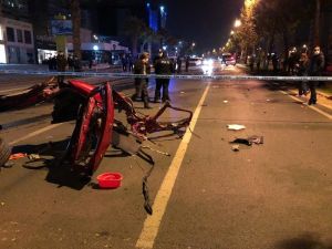 Ağaca Çarpan Otomobil İkiye Bölündü
