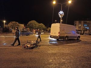 Motosikletle Minibüs Çarpıştı 1 Kişi Yaralandı