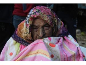 Antalya’da itfaiye ekipleri yaşlı kadını yanmaktan kurtardı
