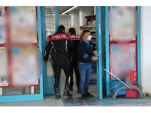 Markete Silah Ve Bıçaklı Gasp Girişimini Kasiyer Engelledi