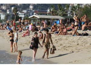 Alanya’da sahiller tıklım tıklım