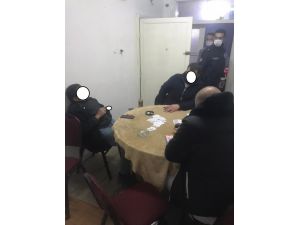 Kumar Oynarken Yakalandı, Ceza Yazılmasını Sigara İçerek Bekledi