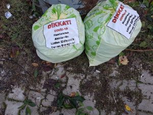 Evinde Korona Vakası Olan Vatandaş Evinden Çıkan Çöpleri Poşete Koyup Yazıyla Uyardı